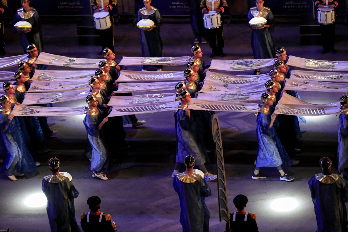 Mısır'da 'Firavunların Altın Geçidi': 18 kral ve 4 kraliçe mumyası devlet töreniyle yeni müzeye taşındı
bbc.in/3mgpk4G