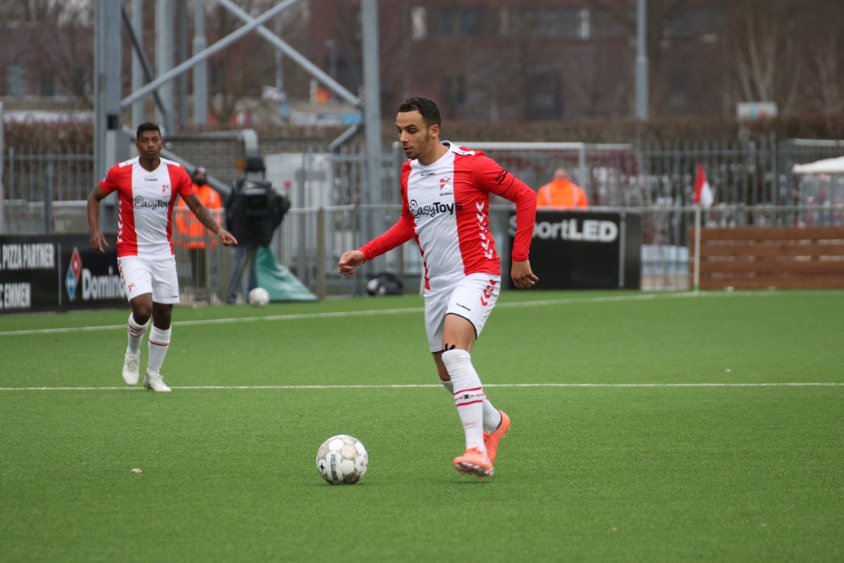 FC_Emmen's tweet photo. 90+3. Afgelopen! 

Een dik verdiende overwinning. Dodelijk in de eerste helft en sterk uitgespeeld in de tweede. 💪

#EMMrkc | 3-1 https://t.co/sKecOihpYj