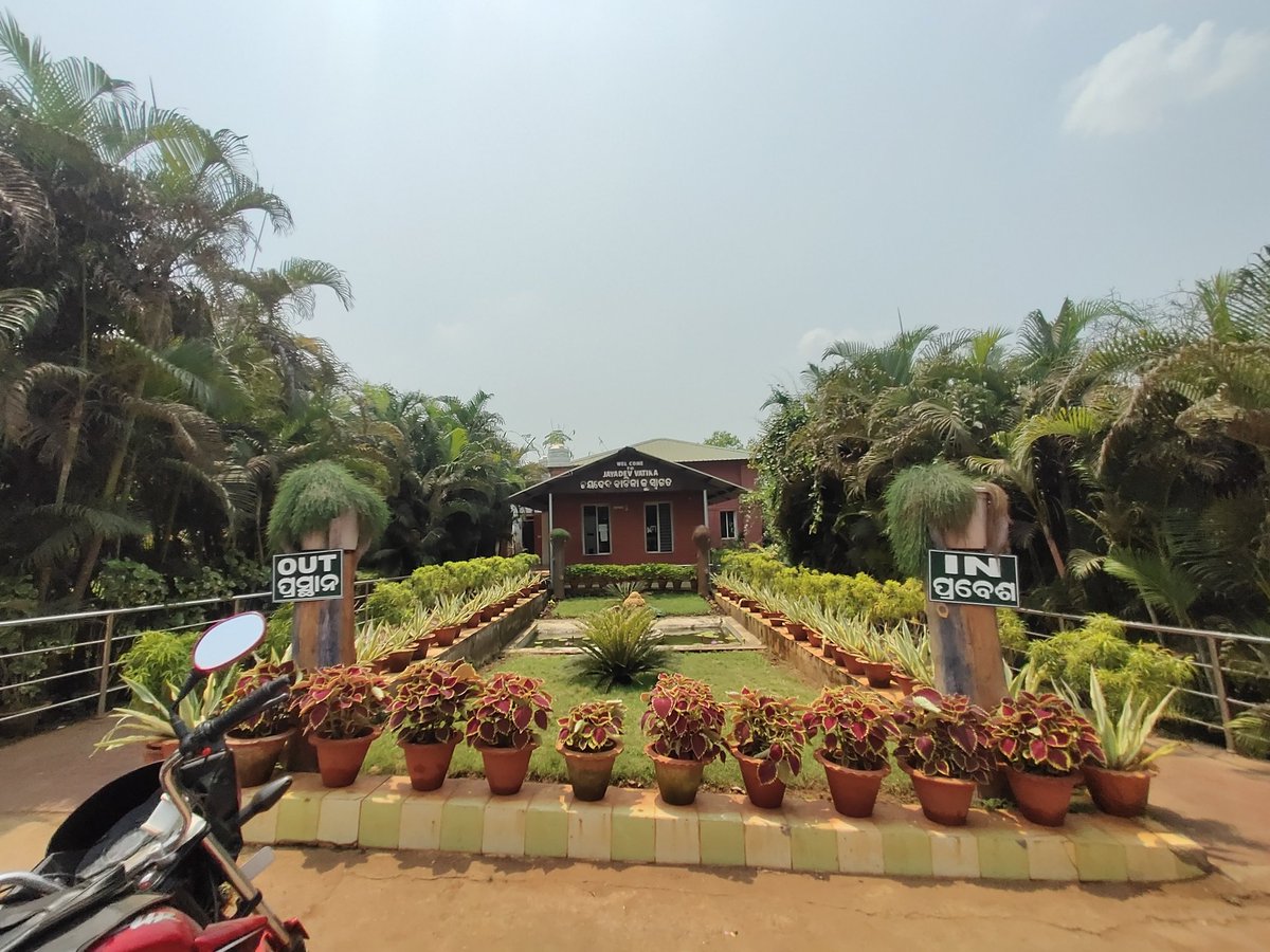 Pravasanta's tweet photo. ଆଜିର କିଛି ସମୟ ଜୟଦେବ ବାଟିକା ଭିତରେ ସାଙ୍ଗ ମାନଙ୍କ ସହିତ 😜😜

Get Together Party 
#SundaySpecial
#JaydevBatika 
#FriendsForever https://t.co/LdhdVp7c3E