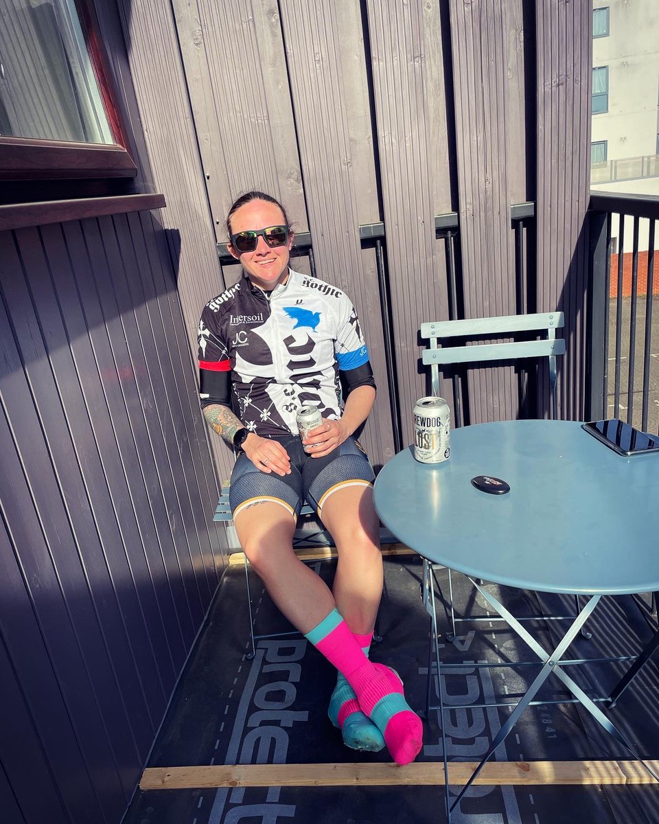 HannahVaughan91's tweet photo. Sunโs out legs out โ๏ธ๐๐ด๐ผโโ๏ธ๐ด๐ปโโ๏ธ #cycling #sunnyride #tanlinesareago #icecreamstop #virginiawater #triathlontraining #recoverybeers https://t.co/kuHlkNvYyu