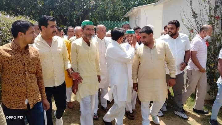 ajit_singhrld's tweet photo. आज वसंत कुँज नई दिल्ली स्थित आवास पर दूर-दराज के जनपदों से आए लोगों से भेंट की। https://t.co/o5vEb0LUj2