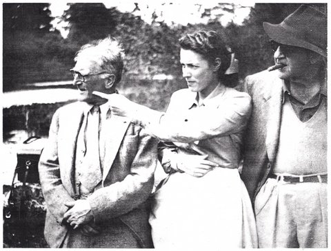 On the set of the iconic film The Quiet Man, Co. Mayo, 1951.Back row, left to right: Ernie O’Malley, Maureen O’Hara and Tom Maquire. Front row, left to right: John Wayne, Metta Stern and John Ford.......on the set with crew/cast.PS- I just love Maureen O& #39;Hara!