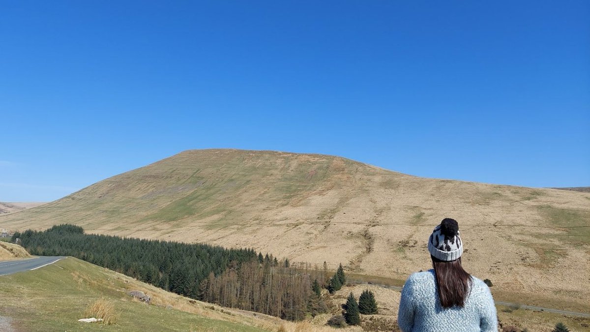 ExploreWalesUK's tweet photo. Beautiful day today although the breeze was a little chilly. Standing alongside the A4059 overlooking Tor Glas (?) and the A470 between Storey Arms and Merthyr Tydfil

#ExploreWalesUK #breconbeacons #storeyarms #penyfan #traveluk #visitwales #beautifulwales #discoverwales #wales https://t.co/we0vd22lOt