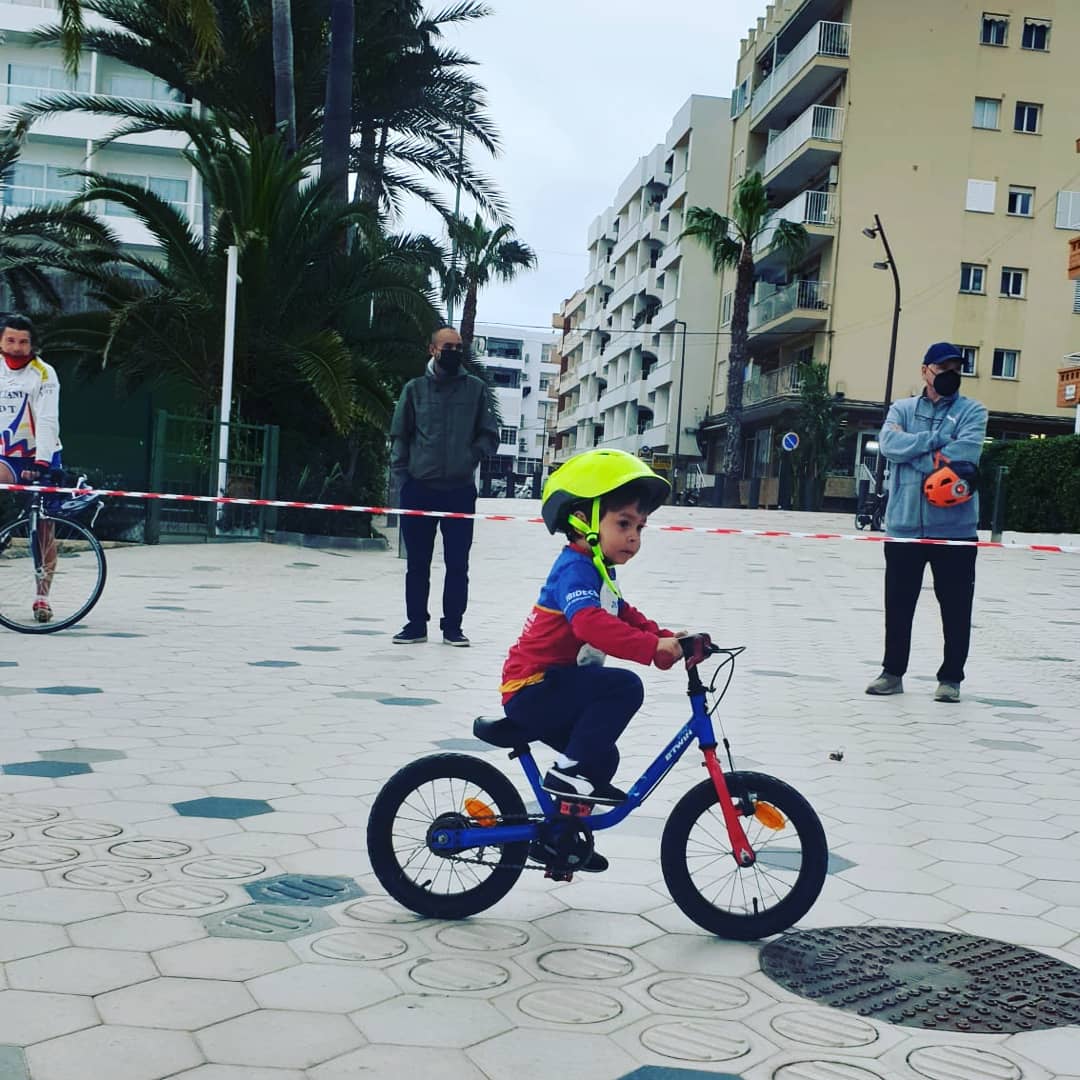 Domingo de #Trikids con <a href="/bluetriatlon/">Ibiza Blue Challenge</a>
...
Hasta 17 peques del #FeimEsport han participado en una bonita jornada de deporte de promoción.
...
Enhorabuena a todos🚴🏃‍♀️🚴🏃
....
🔴🔵🏁🏃‍♀️🏃‍♂️🔴🔵
#EivissaFeimEsport #FeimEsport #FemEsport #Runners #Bikers #Tri #Swim #sport