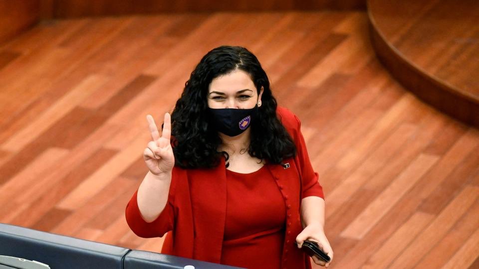 DenizPirana's tweet photo. Kosova Cumhuriyeti’nin yeni Cumhurbaşkanı @VjosaOsmaniMP seçildi.
Ülkemiz adına artık çalışma vakti @VjosaOsmaniMP @albinkurti.
Ülkemize hayırlı olsun.🙏
#Presidentja #Kosova #VjosaOsmani 👏 https://t.co/IbD2wcLj2G
