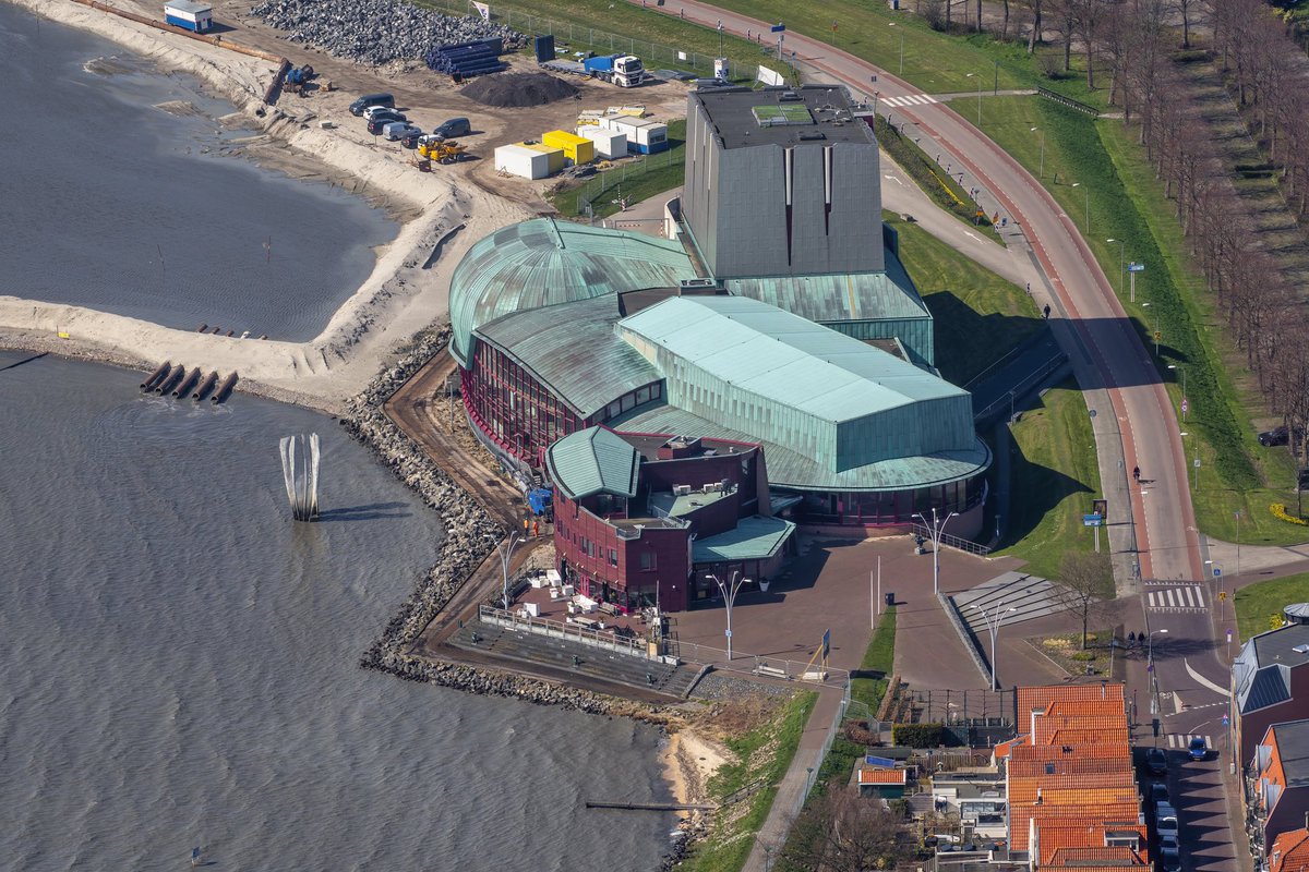 Dit is <a href="/hetpark/">Schouwburg Het Park</a> #Schouwburg in #Hoorn vanuit de lucht. Prachtig gelegen aan het #Markermeer <a href="/Gemeente_Hoorn/">Gemeente Hoorn</a>