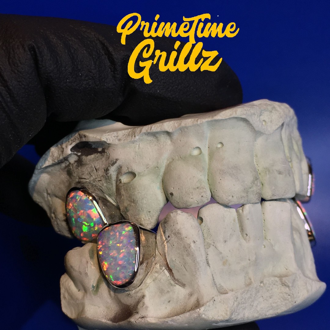 primetimegrillz's tweet photo. Would you wear this?
.
.
👇👇👇
.
#goldgrillz #opalgrillz #grillz https://t.co/9Skq5k7rXY
