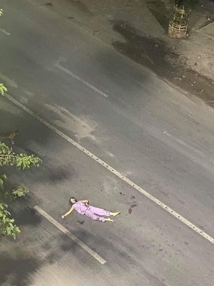 A woman, who expected to be paramedic, lying dead on a street in Mandalay, a local news reported she was shot dead by Myanmar junta’s lethal forces. At least 564 people were killed related coup, updated on April 4 by <a href="/aapp_burma/">AAPP (Burma)</a> Photo:Khit Thit Media #WhatsHappeningInMyanmar