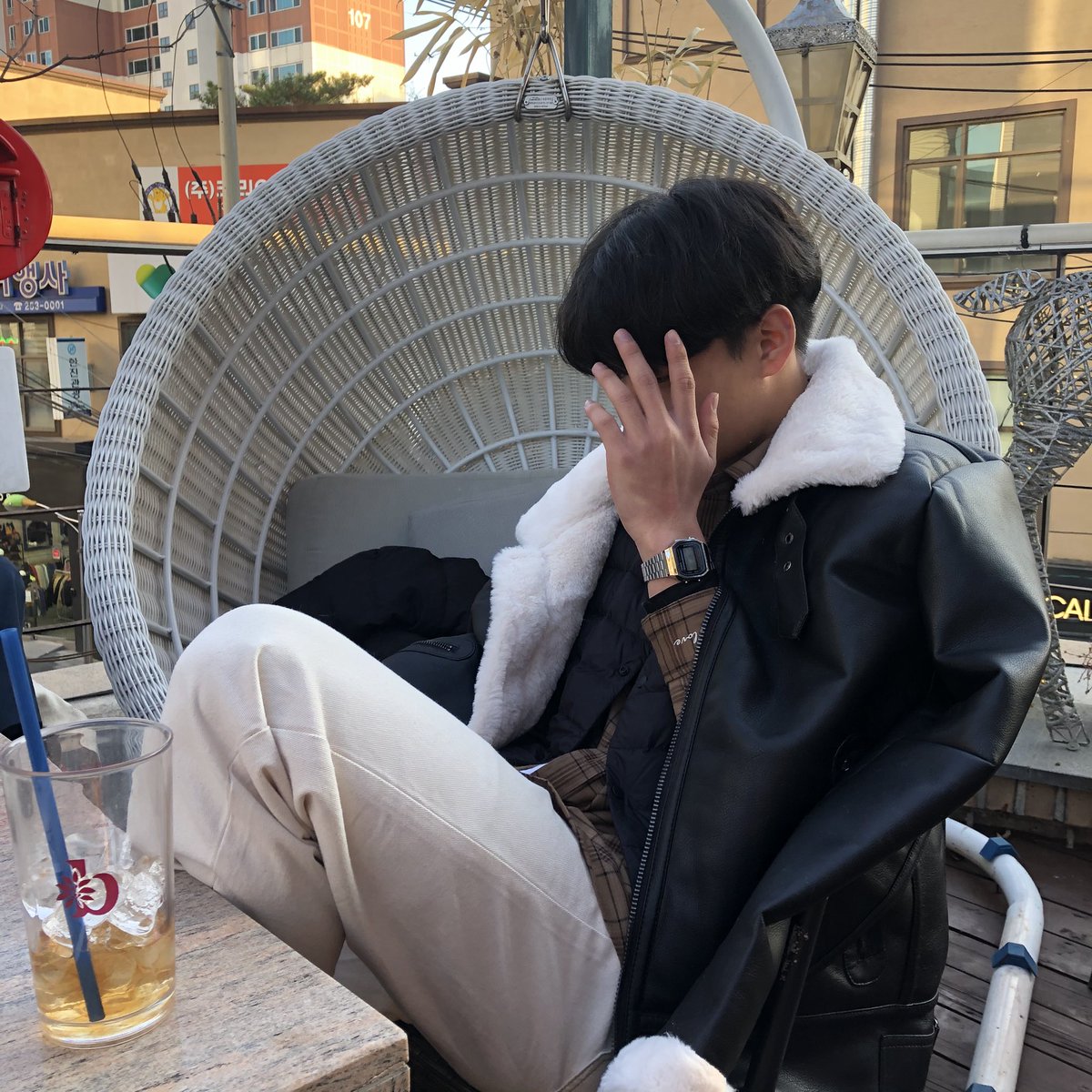b100dymind's tweet photo. 술 먹었다,,
디엠 할 사람!
#일상계 #우울계 https://t.co/Q5qInGa9YC