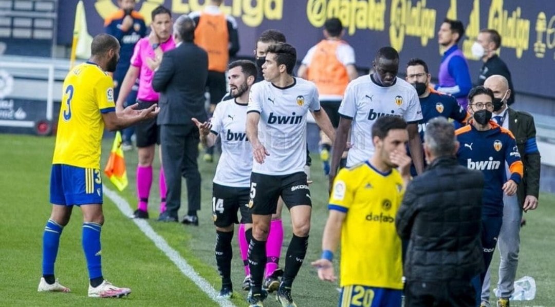 Increíble lo sucedido en España 🇪🇸. Diakhaby y sus compañeros del Valencia, abandonaron el campo de juego por insultos racistas de Juan Cala, jugador del Cádiz, hacia el futbolista francés. Luego de 15', regresaron y continuó el partido.

Siguen sucediendo estas cosas 🤦...