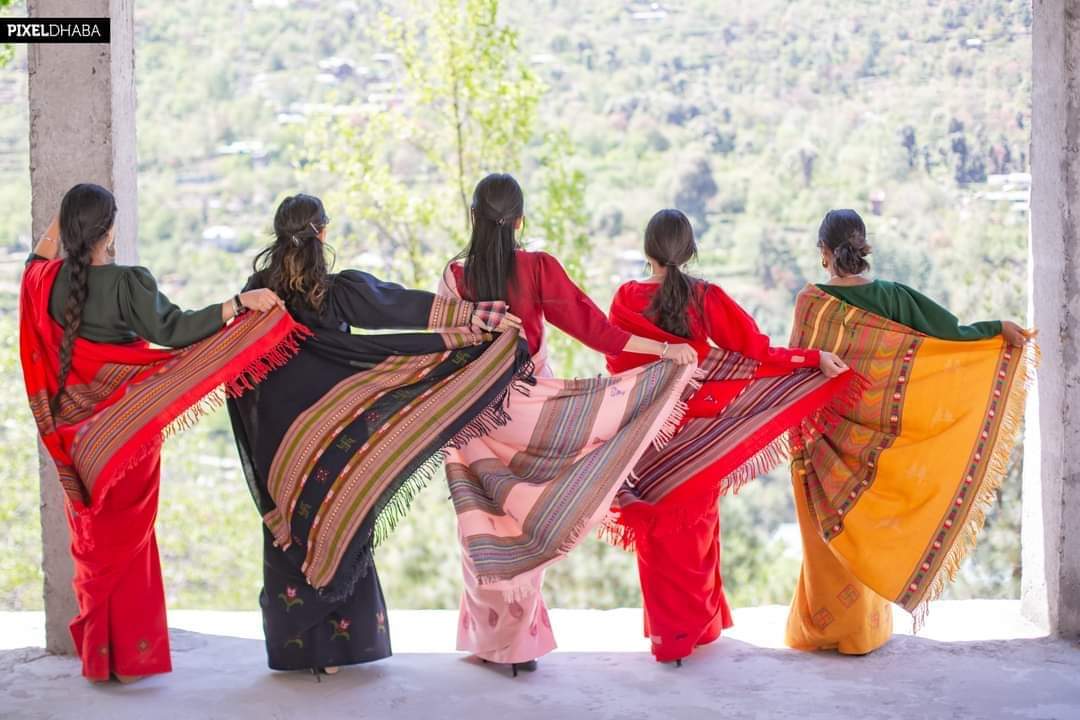 iAjay_Banyal's tweet image. डॉ ऋचा वर्मा जी(जिलाधीश कुल्लु) जिनके सुझाव व मार्गदर्शन में कुल्लुवी ऊनी साड़ी का निर्माण हुआ जो कि स्थानीय लोगों को स्वरोजगार हेतु प्रेरित करेगा.. अब कुल्लुवी टोपी के साथ कुल्लुवी ऊनी साड़ी भी. @DograTishaa @mamatarsingh

#HimachalPradesh
#DCkullu
#pixeldhaba
#incredibleKullu