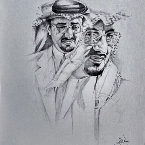 إبتسَـم بشفاه ودموعه تسيل
في عيونه حزن وبثغره أمل ..