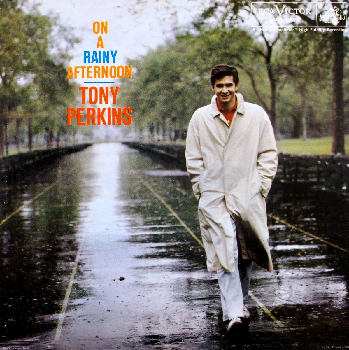 aresluoga's tweet photo. Between 1957 and 1958, #AnthonyPerkins released three pop music albums and several singles on #Epic and #RCAVictor under the name Tony Perkins. His single #MoonLightSwim was a moderate hit in the United States. He showcased his musical talents in #TheMatchmaker, released in 1958. https://t.co/SBui36C0gO