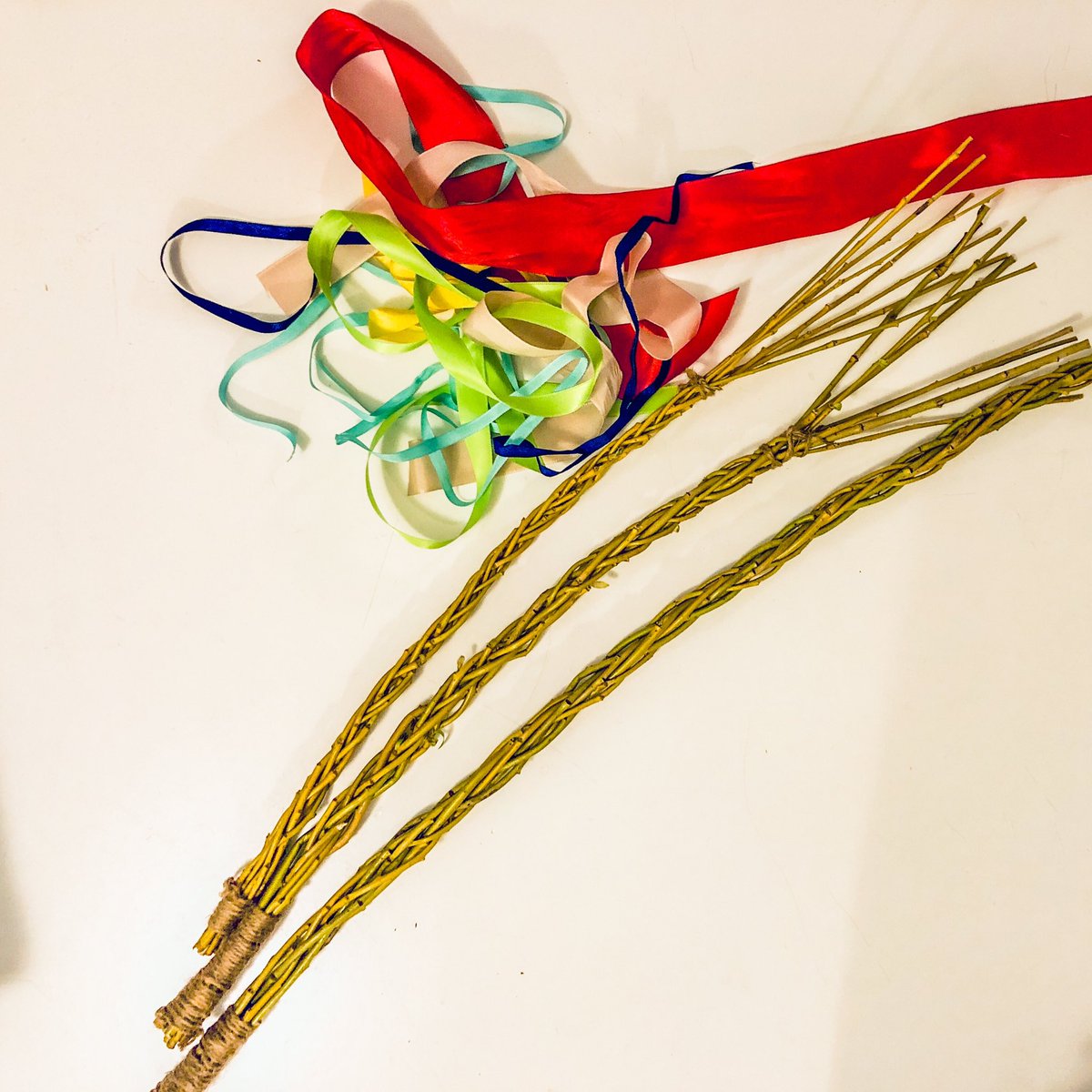 kunc_zidenice's tweet image. Pomlázky jsou letos trochu chudší, holt naše #vrba je v jiném okrese. Ale i tak jsme na zítra připraveni! 🤩🥚
#velikonoce