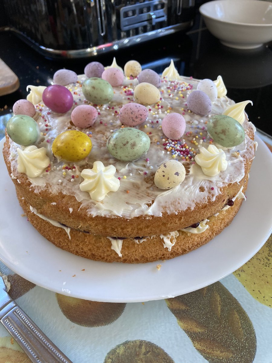 debrajane63's tweet photo. Delicious lamb dinner followed by homemade cake #morefood #eatingagain https://t.co/TZYG24G9Ww