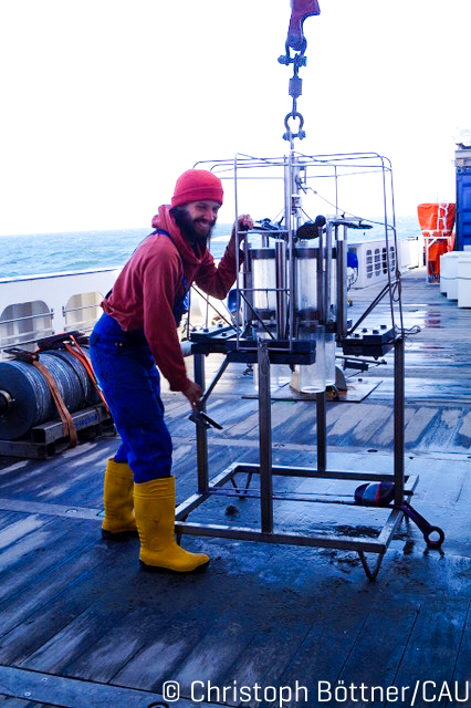 GEOMAR_en's tweet photo. #MSM99 wishes happy #Easter from the #MSMerian! Here we work every day, no matter if it's a holiday or not. The scientists continue to search for sediment samples from the pockmarks. Today again in the best visibility on #Helgoland.
#Our world is the ocean
@kieluni https://t.co/yqawxmPeem