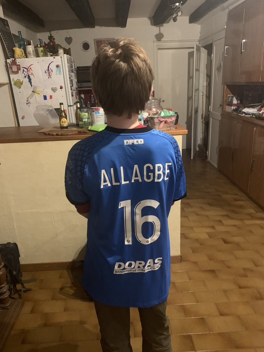 LudoMalecot's tweet image. Réaction du bonhomme (11ans) en voyant @SatAllagbe titulaire du @DFCO_Officiel face à @OM_Officiel « je suis supporter de l’OM, mais là, je fais tout ce que je peux pour le soutenir ». Bravo Sat. #FierdetreGardien @BeninSquirrels
