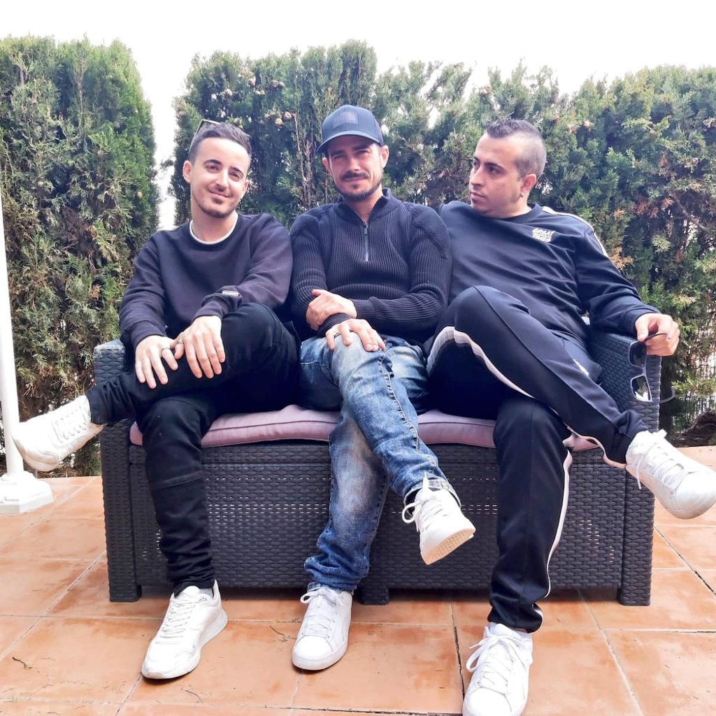 AbramOficial's tweet photo. De izquierda a derecha; Adri aka @yosoybarbe, un servidor aka @AbramOficial y Maik aka @MaikiMaravilla o sea, el #AbramTeam
Basta de charlas!
✨✨🚀
#abramoficial #showbizz #nuevodisco #palabra #emotionalmusicking #bendecio #rapenespañol #urbanmusic https://t.co/fMO3oHTVav