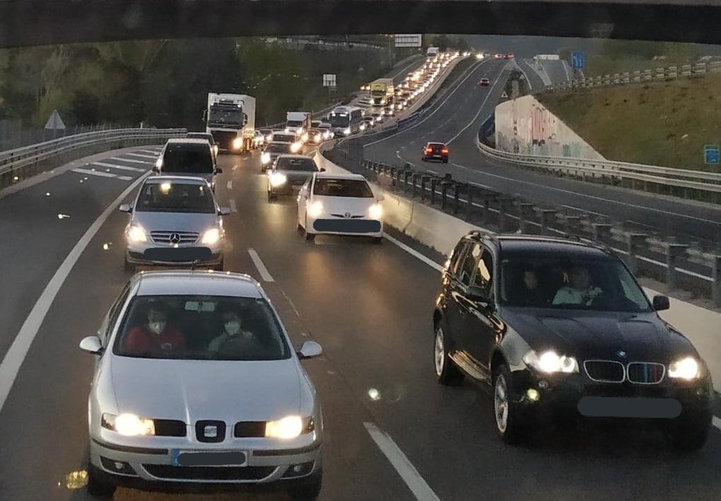 Así está la A1 ahora mismo. ¿Se os ocurre algo para descongestionarla? 🤔 
Tren directo YA!