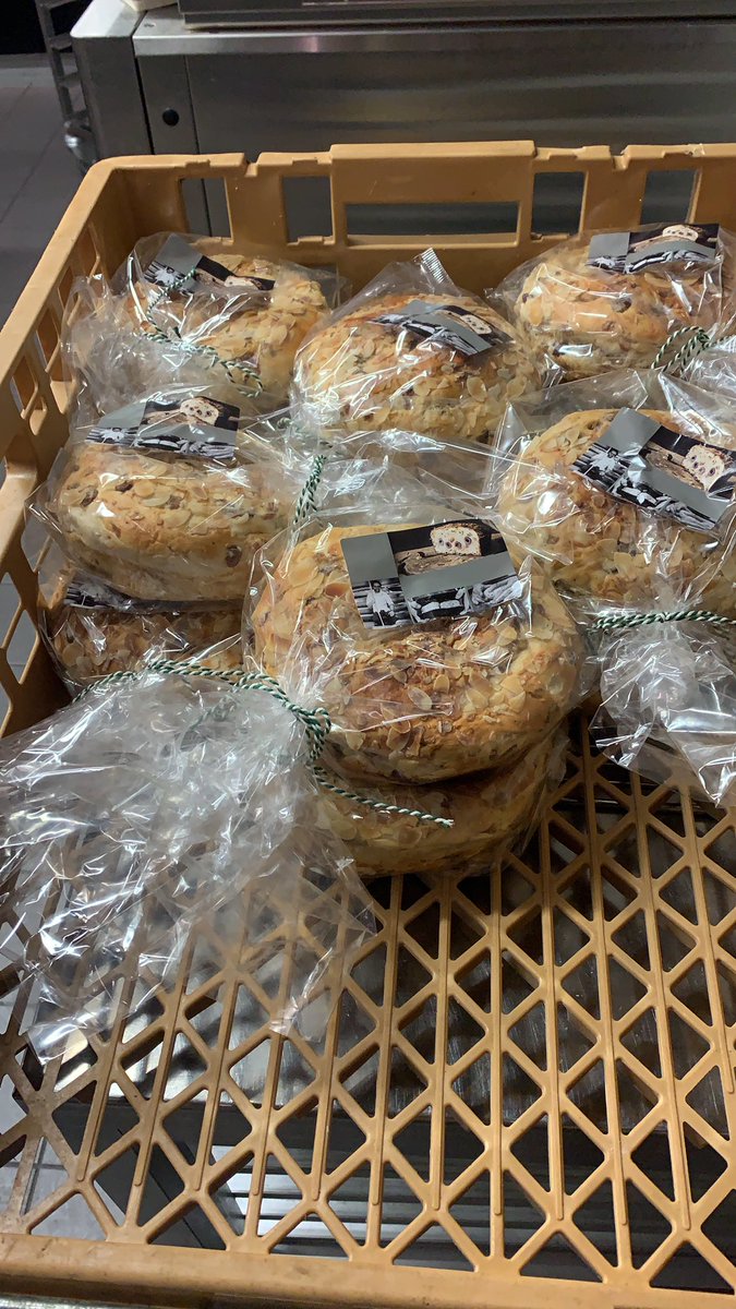 Echt de laatste zojuist afgeven <a href="/Scheiwijk/">Scheiwijk A27</a> #amarenekersenamandelspijseneenvleugjebankrtbakkersroom en extra #degevuldekoek want je komt er altijd langs richting het zuiden 😘