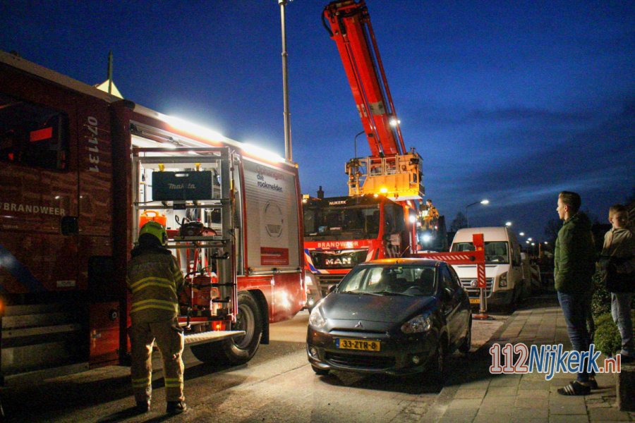 Vonkenregen bij schoorsteenbrand aan de Oude Barneveldseweg in #Nijkerk. 112Nijkerk.