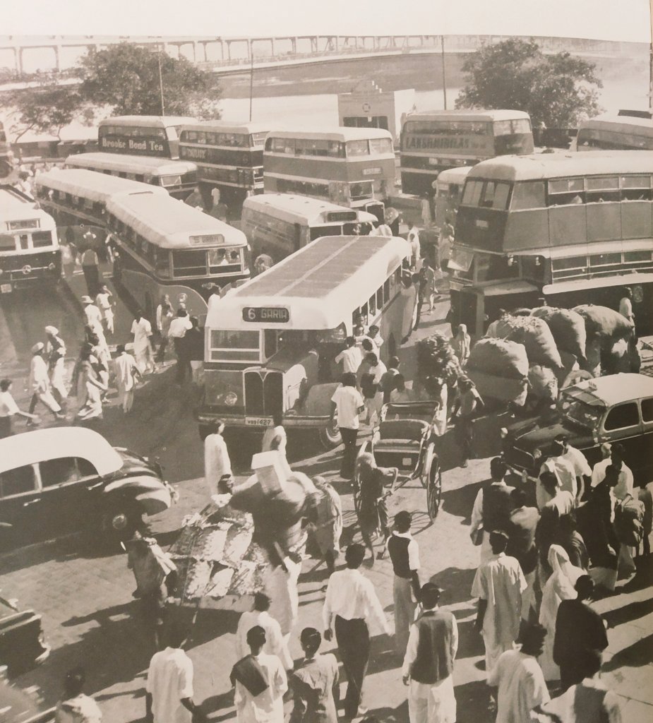 indianhistorypics on X: "1960s :: People Catching Bus to Garia at Bus Stand In Howrah , Calcutta https://t.co/PwlTb1GZyn" / X