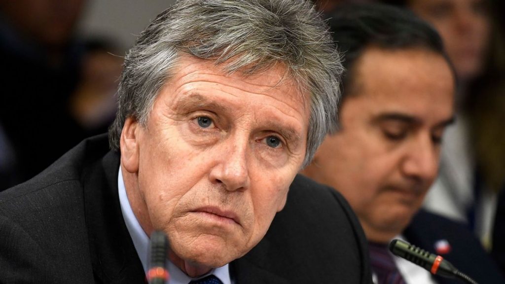 #AHORA El Ejército (DINE) engañó a la Corte para espiar a Mauricio Weibel, inventó espía extranjera que estaría filtrando info y el n° de teléfono que entregaron fue el del periodista que investigaba la corrupción militar. Este evalúa acusar a Espina x encubridor. 🧐

#PautaLibre