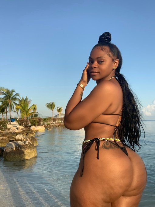 4 pic. Which one is your favorite?? https://t.co/J7Wj6qtlmC