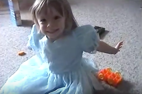 AddPalm's tweet image. มีคุณแม่ชื่อ elaine campione ได้ถ่ายวิดีโอบันทึกภาพเธอและลูกสาวอีก 2 คน ที่แปลกคือ elaine พูดจาด่าสามีเธอให้ลูกฟัง แต่พอปิดกล้องเสร็จ elaine ตัดสินใจฆ่าลูกๆทั้ง 2 ของเธอตาย และหลังจากนั้นก็กลับมาถ่ายคลิปตัวเองต่อ! เธอทำแบบนี้ทำไม? อ่านต่อในเธรดต่อไปได้เลย (1)