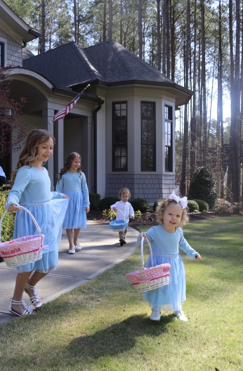 CoachPhilLongo's tweet photo. Lotta Tar Heels enjoying a Happy Easter today!  So fortunate for this fantastic family!  #HappyEasterToAll #TheJourneyContinues #TarHeelFamily #TarHeelNation https://t.co/bS7DVMeGzY