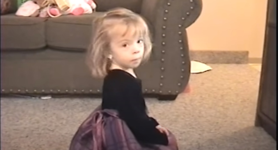 AddPalm's tweet image. มีคุณแม่ชื่อ elaine campione ได้ถ่ายวิดีโอบันทึกภาพเธอและลูกสาวอีก 2 คน ที่แปลกคือ elaine พูดจาด่าสามีเธอให้ลูกฟัง แต่พอปิดกล้องเสร็จ elaine ตัดสินใจฆ่าลูกๆทั้ง 2 ของเธอตาย และหลังจากนั้นก็กลับมาถ่ายคลิปตัวเองต่อ! เธอทำแบบนี้ทำไม? อ่านต่อในเธรดต่อไปได้เลย (1)