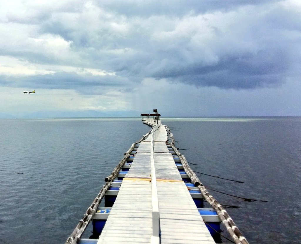 iopphilippines's tweet image. A walk to the sandbar. With so many islands and beaches, the Philippines are full of amazing sandbars. A great way to spend an afternoon and find interesting shells and sea life. 
#beaches #sandbars #travel #philippines #seacreatures #starfish