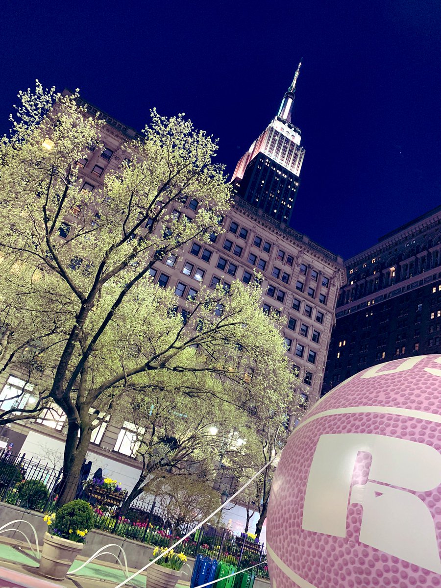 Trinitynyc これはmacy Sの前だろうか 白い桜みたいな街路樹がニューヨークはいっぱい咲きますよね 今 その季節なのね ニューヨークのストリートにいっぱい咲く白い花は Callery Pear というナシの仲間 桜と同じバラ科で花の散り方もそっくりです Trinitynyc これはmacy Sの前だろうか 白い桜みたいな街路樹がニューヨークはいっぱい咲きますよね 今 その季節なのね ニューヨークのストリートにいっぱい咲く白い花は Callery Pear というナシの仲間 桜と同じバラ科で花の散り方もそっくりです