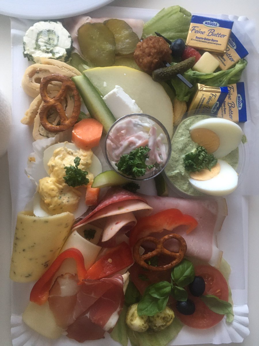 _sasu1985_'s tweet photo. Kleines Suchspiel: Was gehört nicht auf den Teller?

Zur Erklärung: Wir haben heute ein Osterfrühstück to go beim Bäcker abgeholt und die essbare Deko war seltsam...

Wer findet den Fehler? https://t.co/9DqpX7j1cy