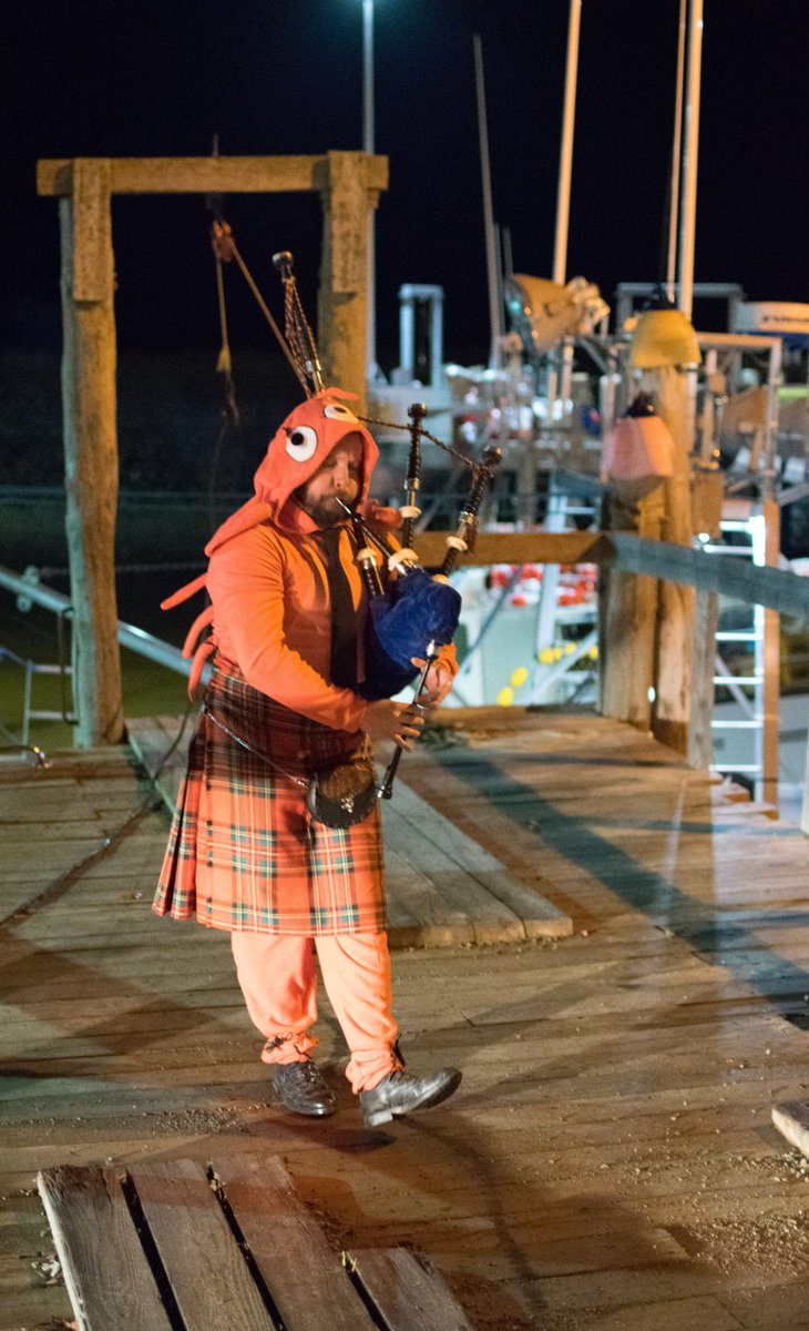 deepgreendesign's tweet photo. Ever see a lobster playing the 'pipes while eating a lobster roll?
Deliciously meta. π
#FleetLaunch #ExploreNB #NBPoli #photography #PhotoOfTheDay #BayOfFundy https://t.co/9OVSCOMIWn