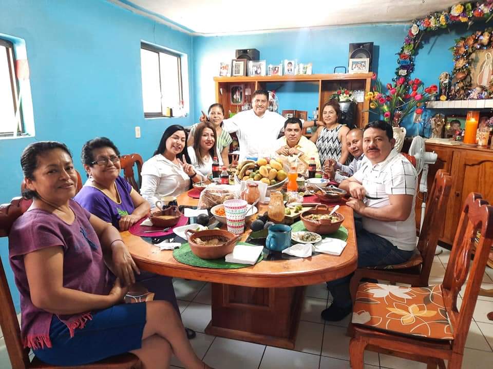 antoniogaspar42's tweet photo. Disfrutando un maravilloso día en familia, así me hacen sentir en este hogar desde que era un estudiante de la prepa y a quienes conocí cuando daba mi servico militar; en casa materna de mi gran amigo Manuel de los Ángeles. Los aprecio y respeto, ¡Nos invitaron un sabroso pozole! https://t.co/KThMoAzno6