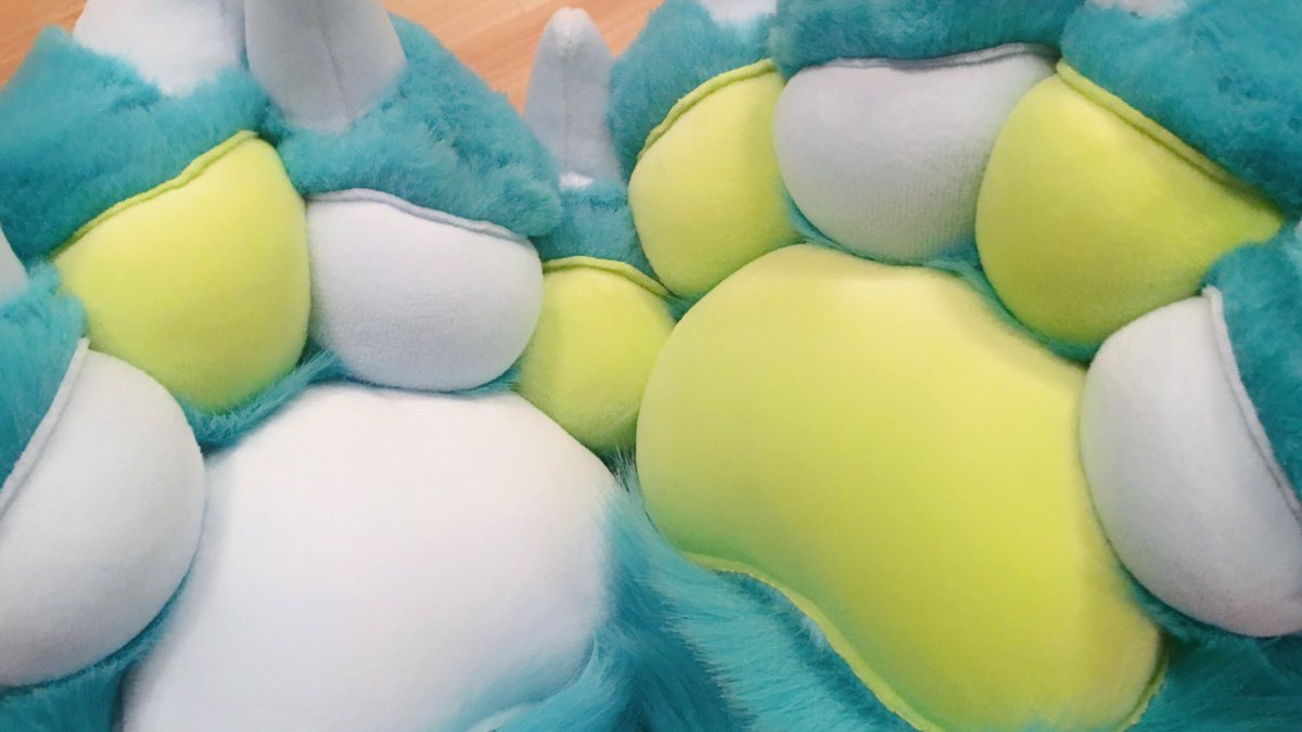 cincyon's tweet image. happy easter!!! they’re not eggs but... almost! 🥚🐾🌷