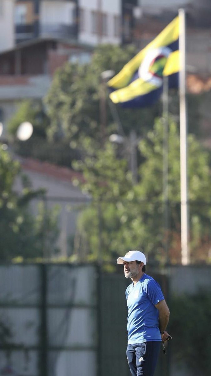 aciz bir kimseyim , bağışla gün yırtarken pencereyi aziz bir hevesle,varlığının lütfunu dilerim.Kırarken göğü ay damlaları.Solarken balkonda yetiştirilen her çicek ve herkes sorarken tanrıya yaratılış gayesini.Ruhumun son gasp edilişini sunarım kahrına.Yokluğunun sonluğunu diler.