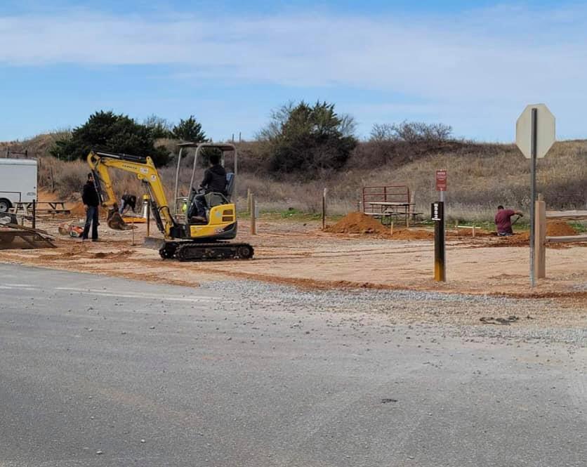 OklahomaParks's tweet photo. This week's #StateParkSunday features these gorgeous new 🌞 shelters going in to all the water/electric and new asphalt dry sites in Cowboy #Campground at #LittleSahara!
😎 😎 😎 https://t.co/h7iXzegpiX
#OKStateParks
#OKHereWeGo https://t.co/FoYnOBxiHf