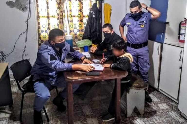 LANACION's tweet photo. Chaco: una mujer acudió a la policía porque su hijo se negaba a hacer su tarea https://t.co/o98l1knmEy https://t.co/jrJPEqP8pN