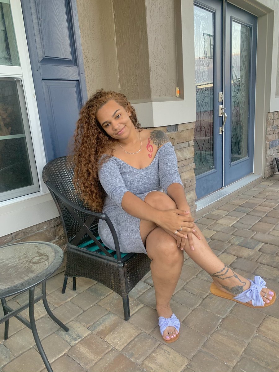 ohthats__des's tweet photo. These are my birthday pics but I’ll pretend I took them today 😂 Happy Easter 🐣💜 https://t.co/7foDlhRleT