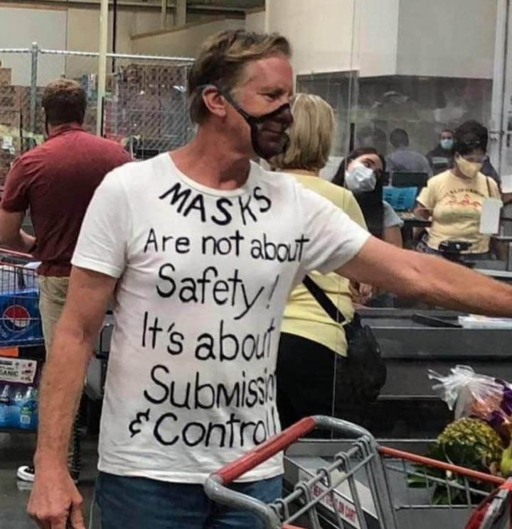 BirdRespecter's tweet photo. I bet this guy felt so cool putting on this fuckin dork suit https://t.co/iFIH9jCQUa