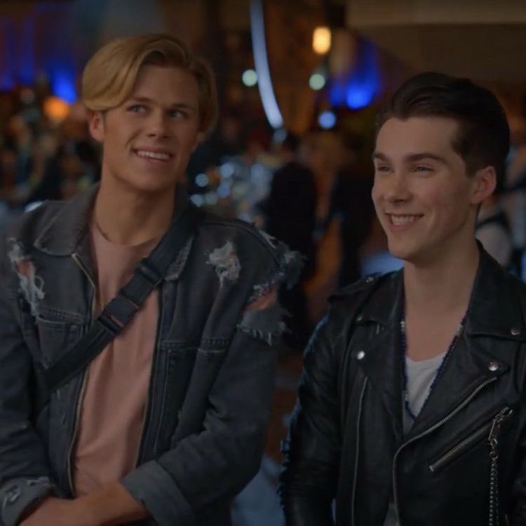 jatplovesyou's tweet image. happy easter for all those who celebrate i hope you all have a fun day with family and friends &amp;lt;33 i love you all you are all incredible people🐣🥰 alex and reggie love you so much 💖