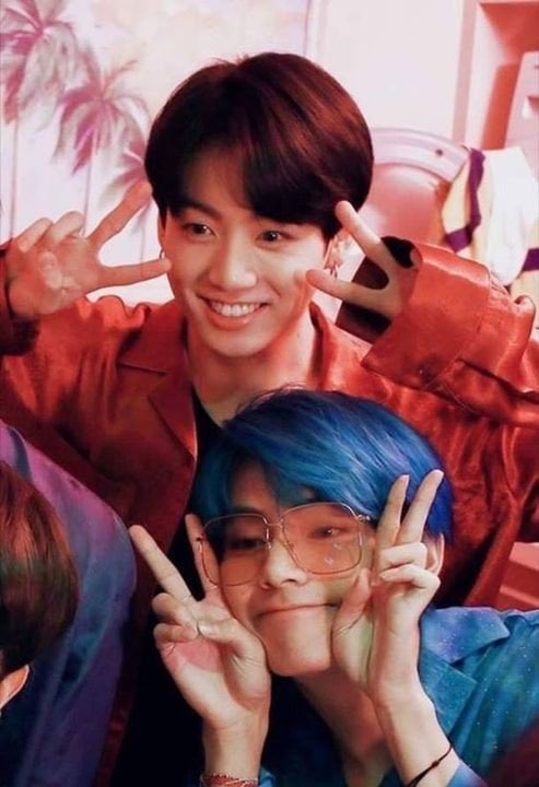 Babyboyodi's tweet photo. @heehee01_01 @kthsproperty @kthdolIs I understand that he is dumb and can't answer questions, but he made it clear that he wants to be Taehyung, I wouldn't be surprised if he says next time he wants to change his name to Taehyung . may god help that poor soul 🙏😂😂 Amen https://t.co/DibpFl083A