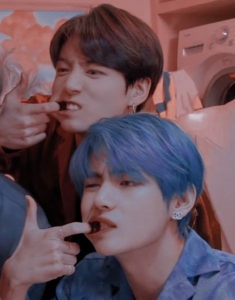 Babyboyodi's tweet photo. @heehee01_01 @kthsproperty @kthdolIs I understand that he is dumb and can't answer questions, but he made it clear that he wants to be Taehyung, I wouldn't be surprised if he says next time he wants to change his name to Taehyung . may god help that poor soul 🙏😂😂 Amen https://t.co/DibpFl083A