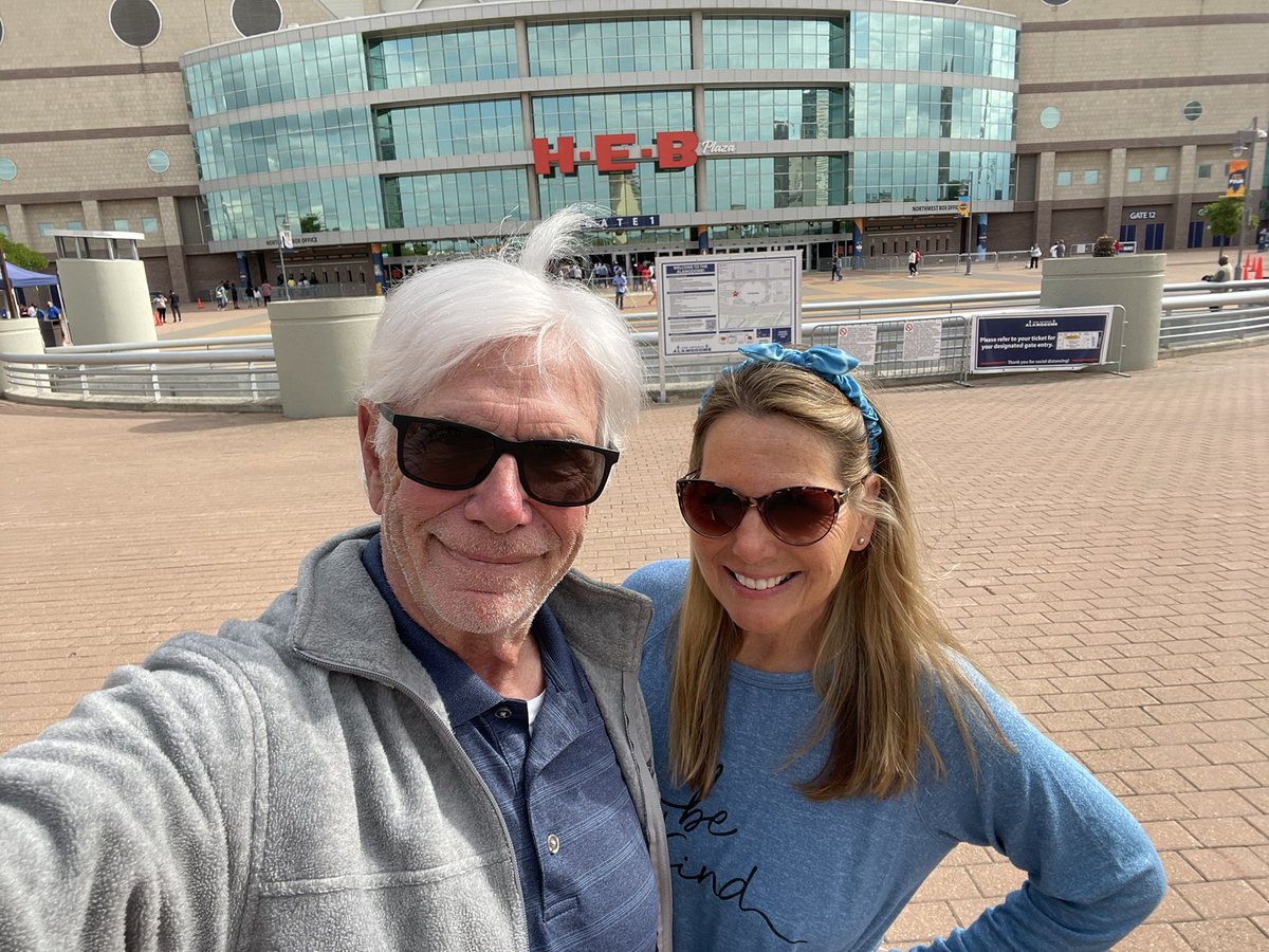 CathiBrasher's tweet photo. Ready for a great game! #WFinalFour #ncaaW https://t.co/qeDeb3hrE5