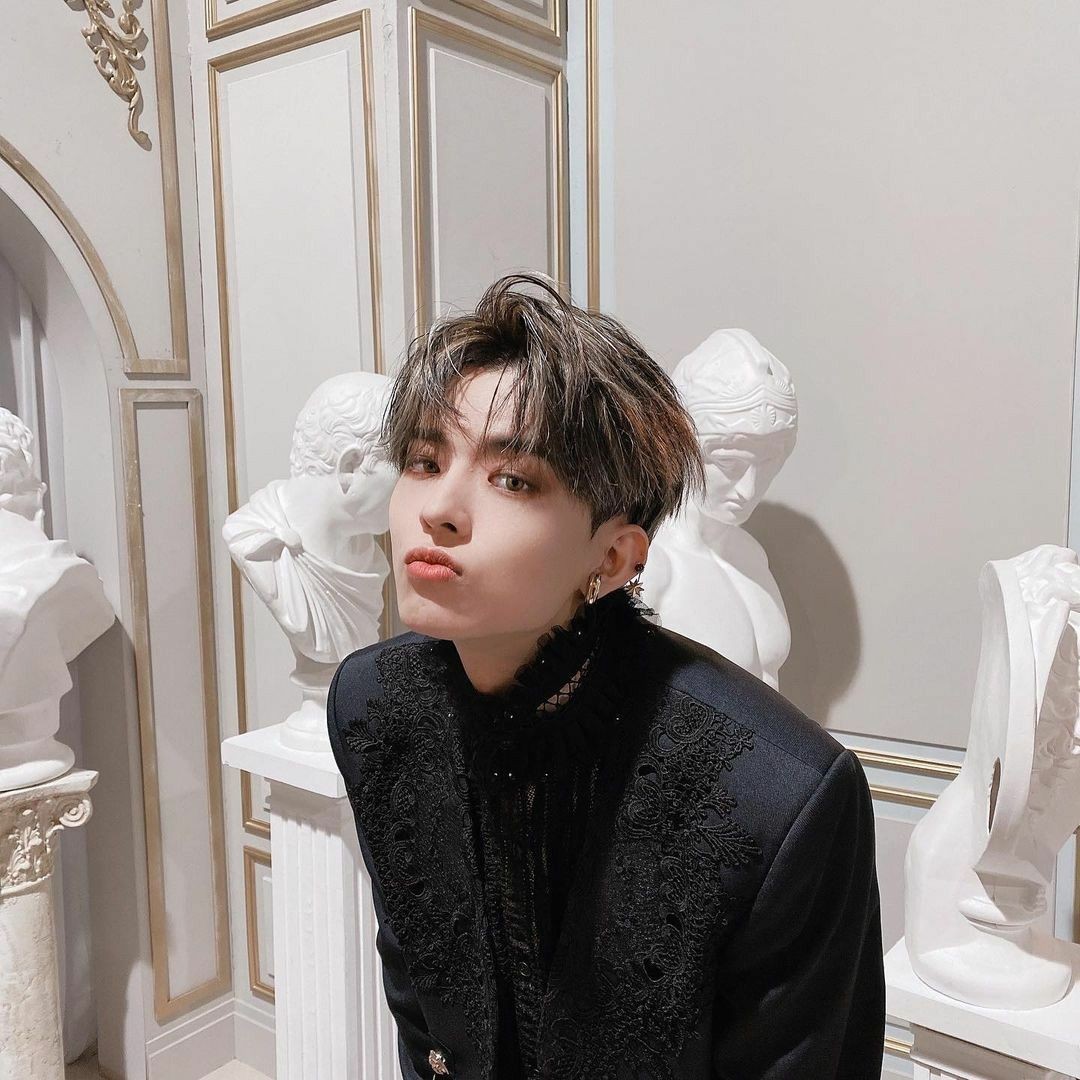 steIIarchoi's tweet photo. happy birthday subey 🖤 https://t.co/CgfYYAa1V9