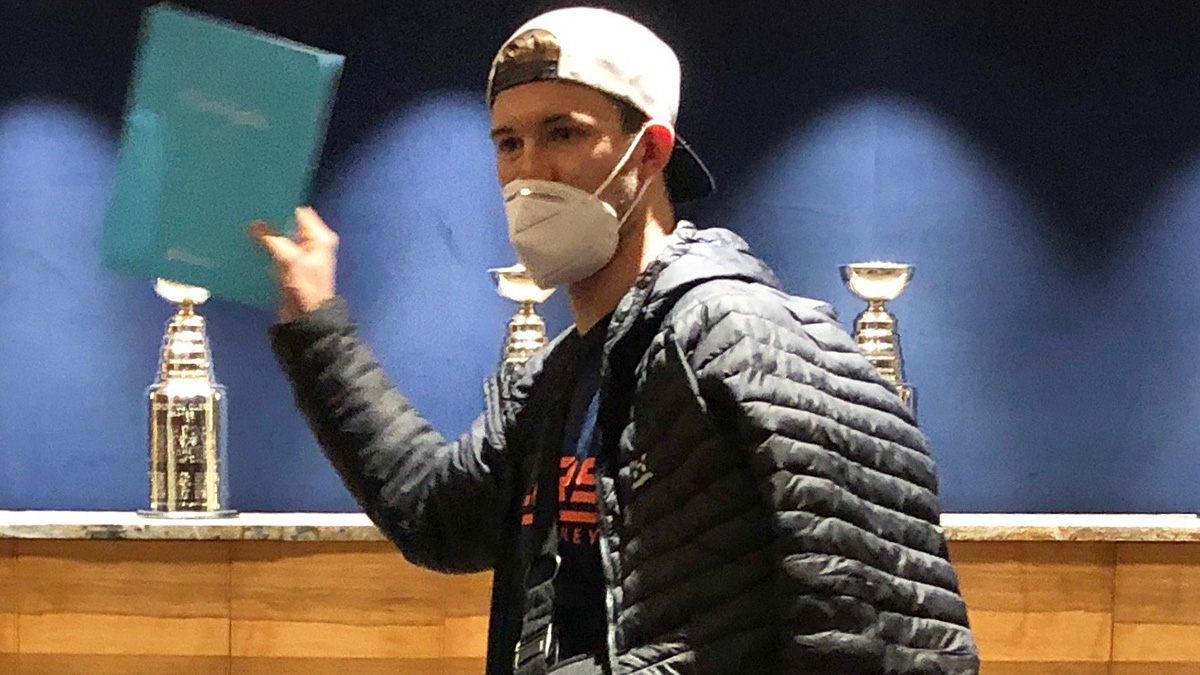 EdmontonOilers's tweet photo. Is that?... 🧐

OSCAR! 🤩

Klefbom is back in Edmonton following his successful shoulder surgery. 🥳

#LetsGoOilers https://t.co/IoN79XG0QK