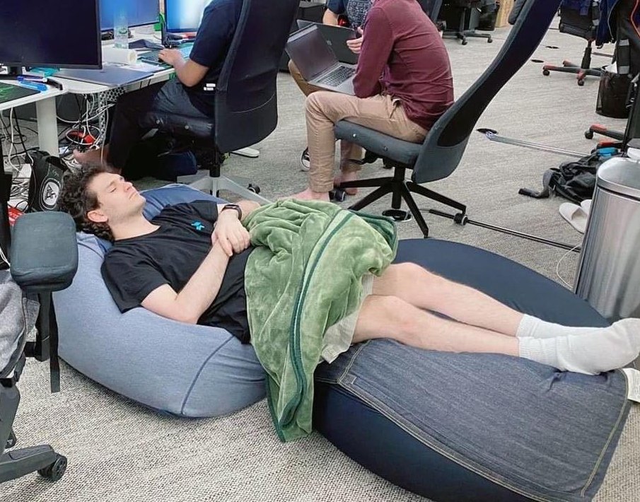 zackvoell's tweet photo. One is a billionaire galaxy brain. The other is a social media scammer. https://t.co/cLxtLAG1ks