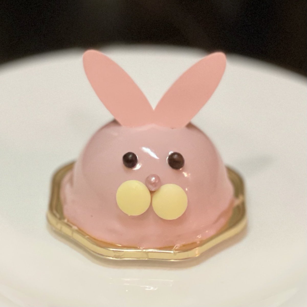 Laura MacKinnon (@tokyololas) on Twitter photo Easter-themed sweets from <a href="/dalloyau_japon/">ダロワイヨジャポン公式</a> : poussin and lapin. Resisted the last remaining 🐥 but took the 🐇 home.
😋 Easter-themed sweets from <a href="/dalloyau_japon/">ダロワイヨジャポン公式</a> : poussin and lapin. Resisted the last remaining 🐥 but took the 🐇 home.
😋